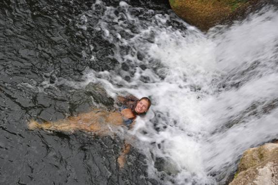Delicioso banho de cachoeira no Rio Blanco National Park, no sul de Belize